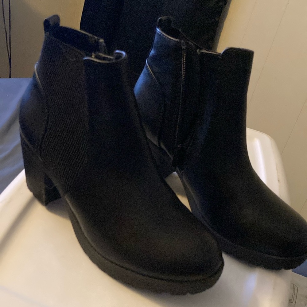 Kids size 4 all black boot never worn great condition